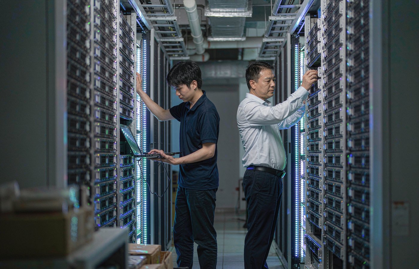 工程师在数据中心机房巡检服务器机柜